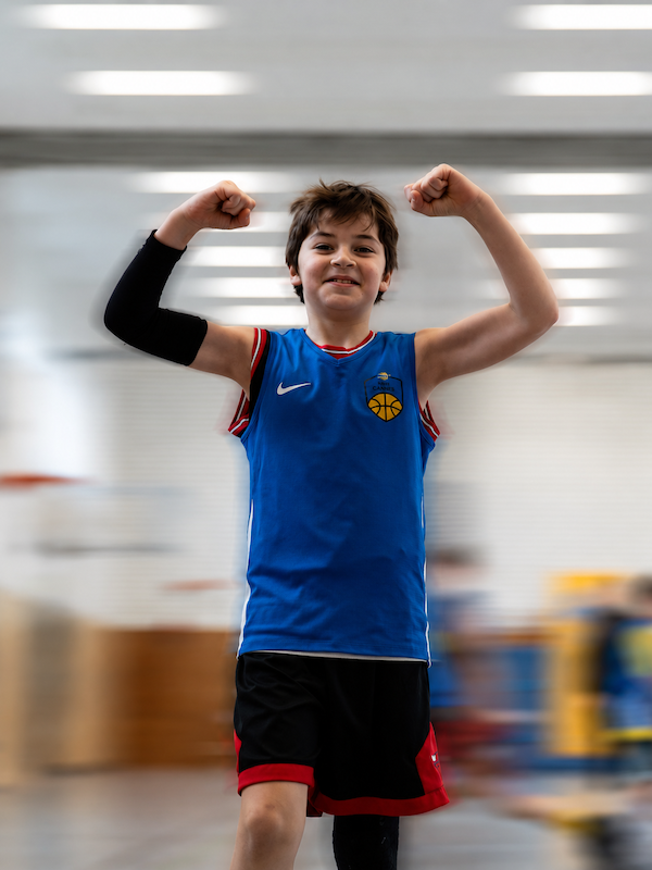 Basketball Spieler in der Sporthalle